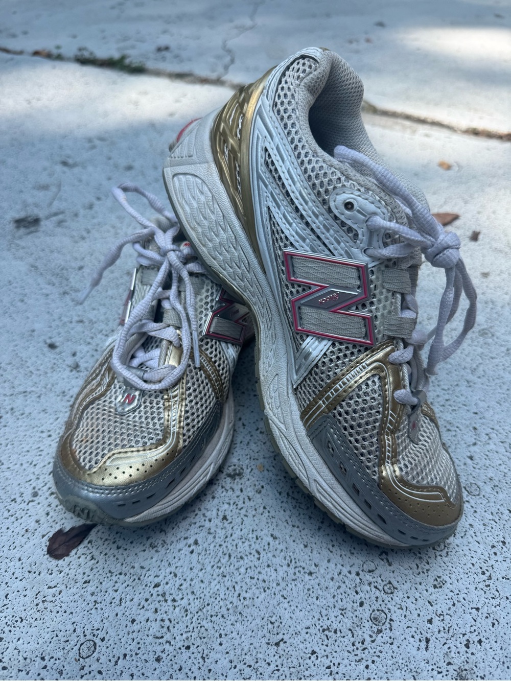 New Balance Women's White & Gold Walking Shoes size 6
